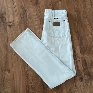 Womens vintage wranglers! 32x36 I’m a 27 and I think they fit more like a 28-29!